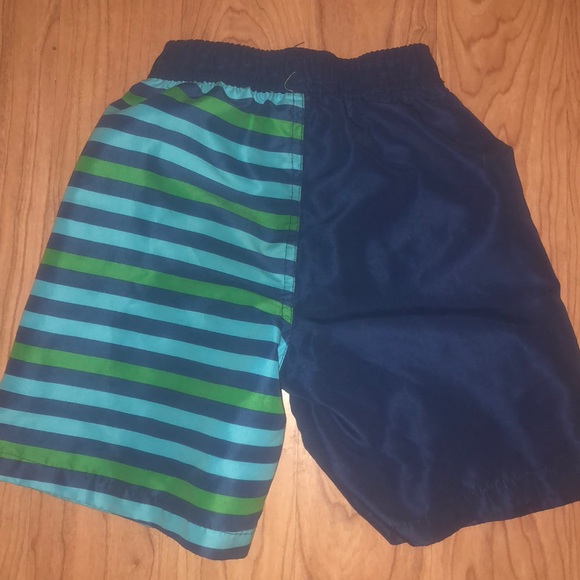 Boys’ stylish swim trunks - Picture 4 of 4